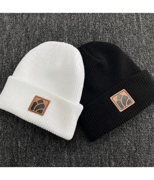 Wholesale Custom Logo Leather Rubber Patch Beanie Hats Embroidered Acrylic Knitted Cuff Beanie Fisherman Skull Cap Winter Hat